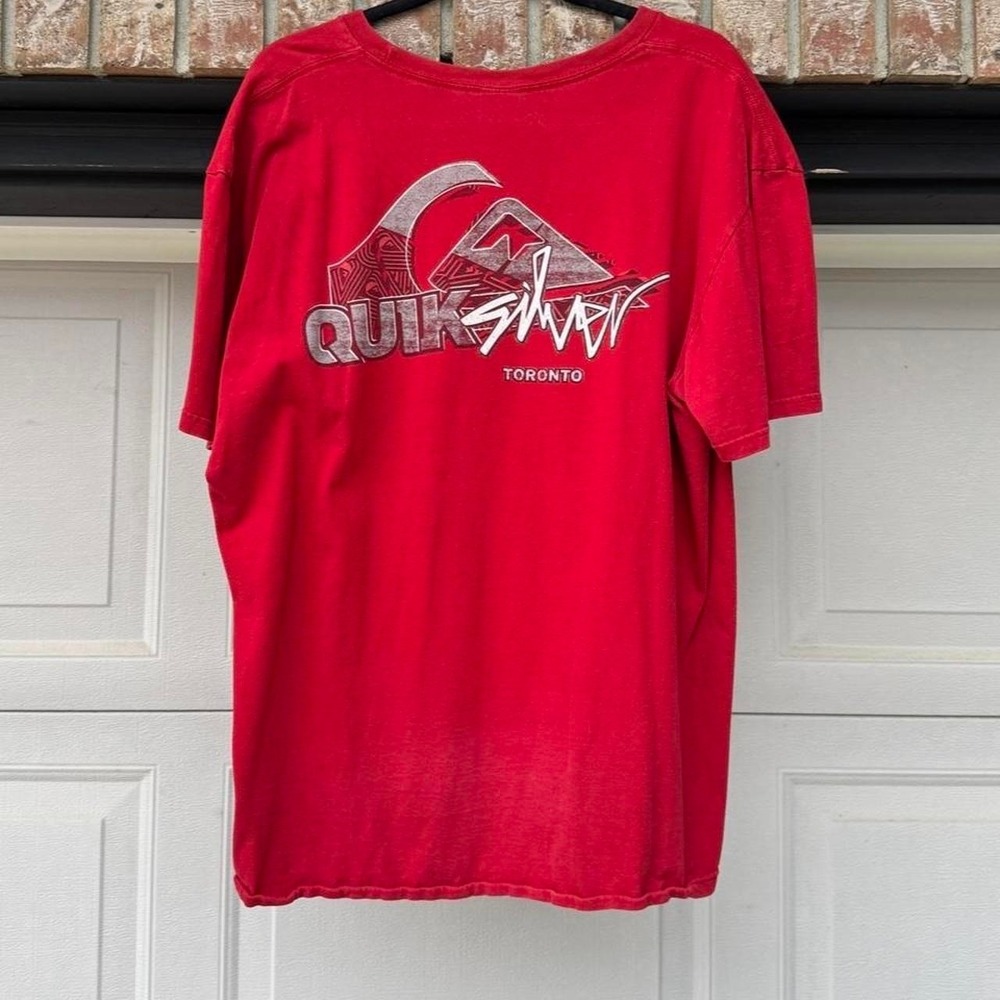 RED 00s QUIKSILVER "TORONTO" GRAPHIC TEE